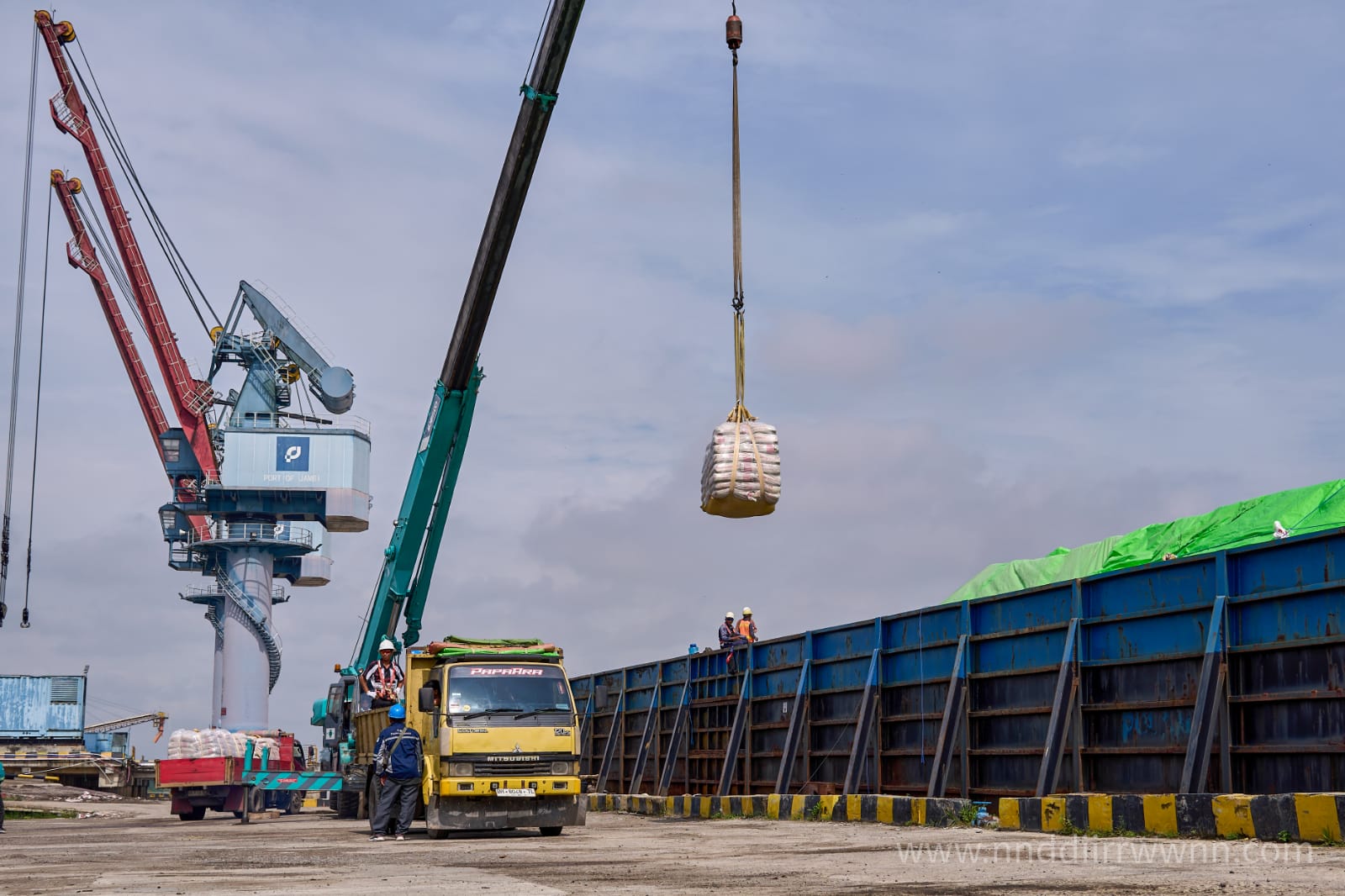  Aktivitas bongkar muat semen di Dermaga PTP Nonpetikemas Cabang Jambi   Foto : Nanda Irawan
